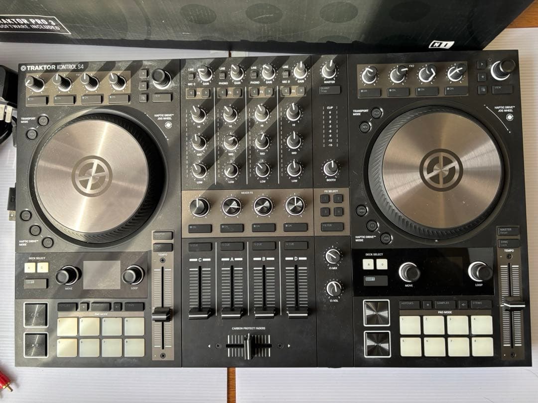 Traktor Kontrol S4 MK3 DJコントローラー