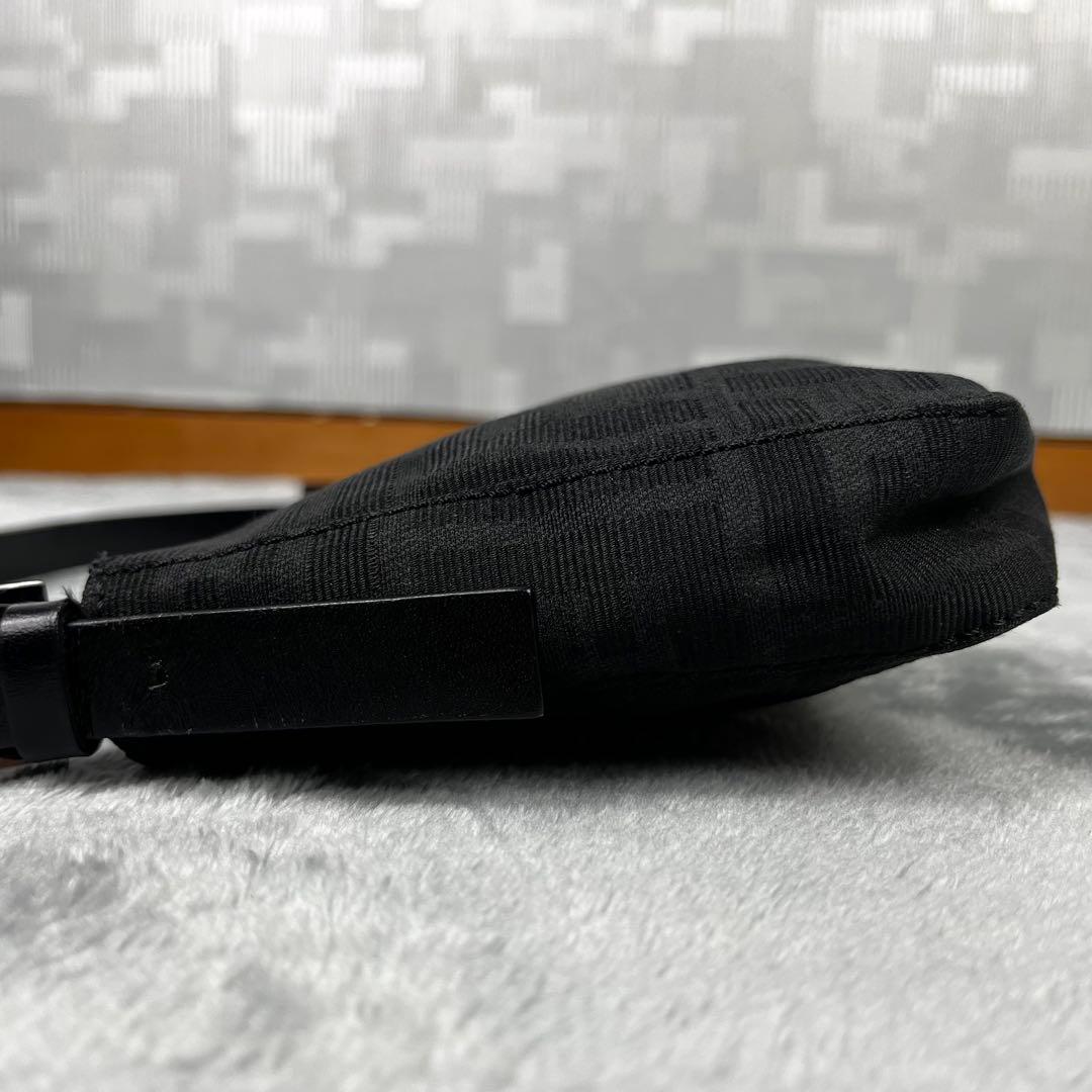 美品 FENDI フェンディ アクセサリーポーチ ズッカ柄 ブラック 黒